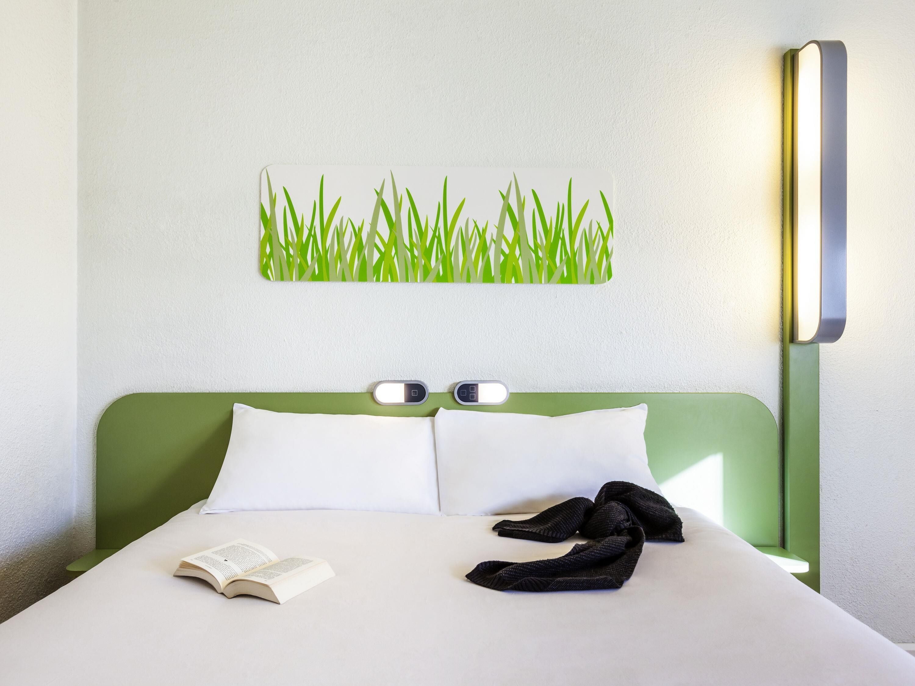 デスク、遮光カーテン、防音設備、アイロン / アイロン台