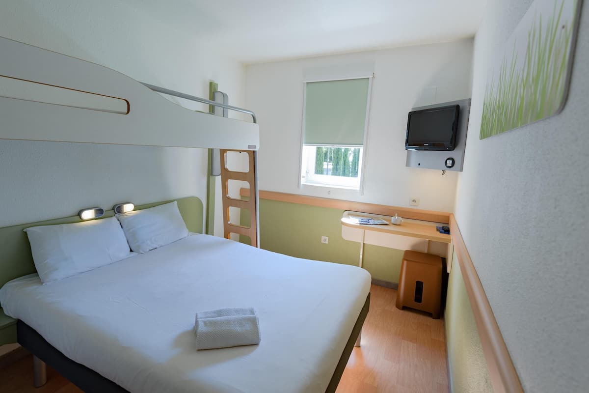 Quarto triplo, várias camas | Escrivaninha, cortinas blackout, quartos à prova de som
