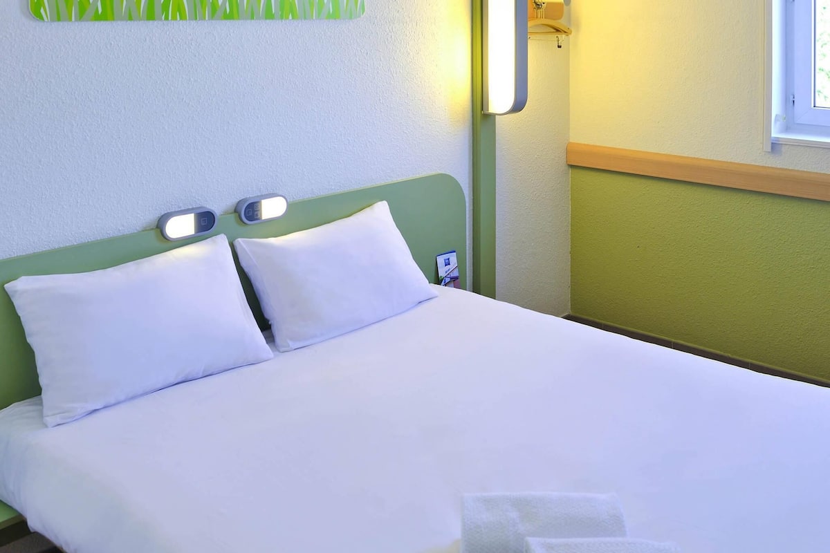 Quarto casal | Escrivaninha, cortinas blackout, quartos à prova de som
