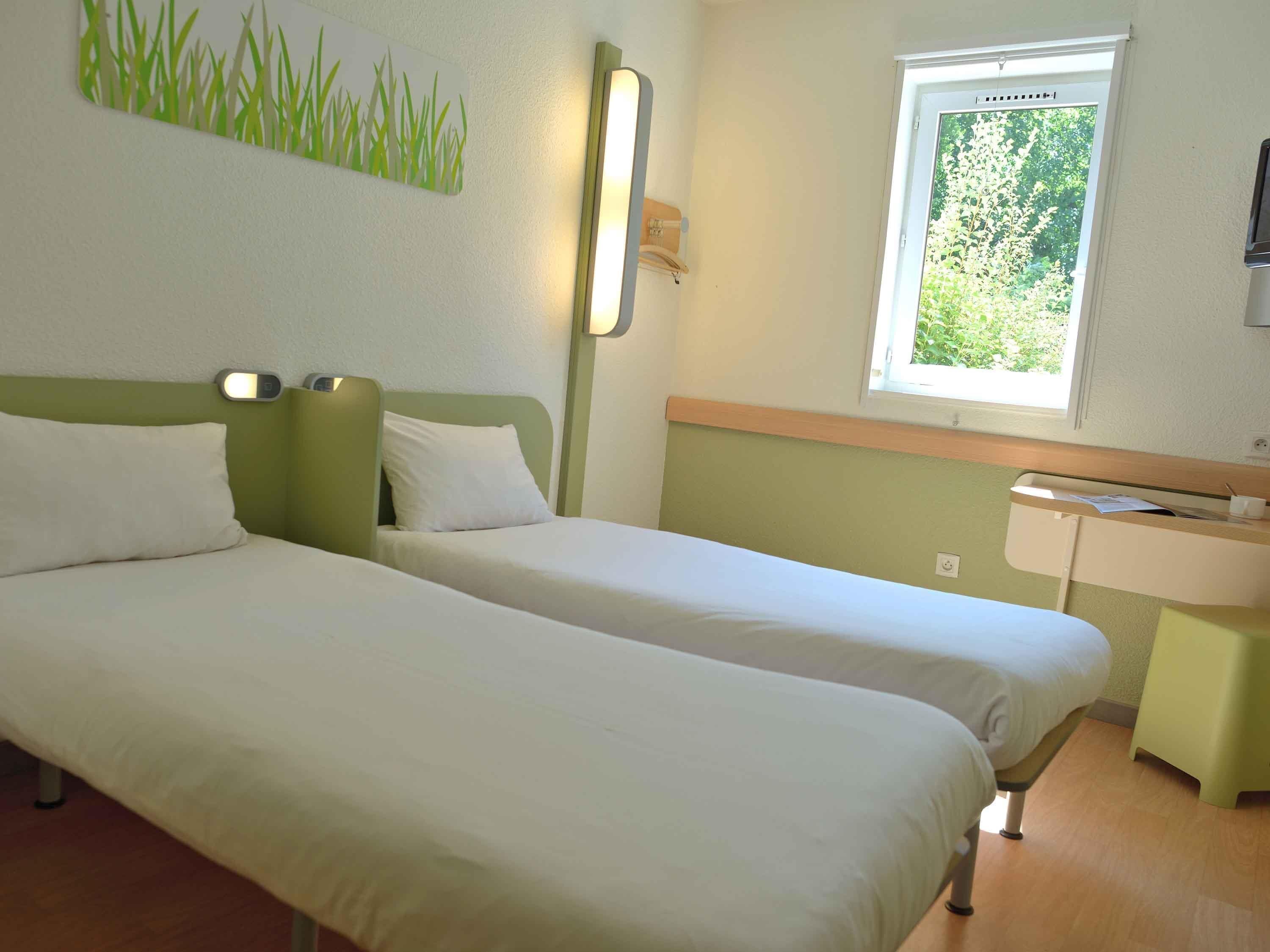 Twin kamer, 2 eenpersoonsbedden | Een bureau, verduisterende gordijnen, geluiddichte muren