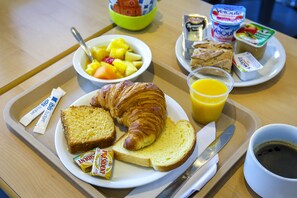 Petit déjeuner buffet servi en semaine (6.60 EUR par personne)