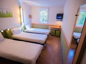 Schreibtisch, Verdunkelungsvorhänge, schallisolierte Zimmer