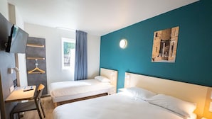 Skrivebord, blendingsgardiner, lydisolert og strykejern/-brett