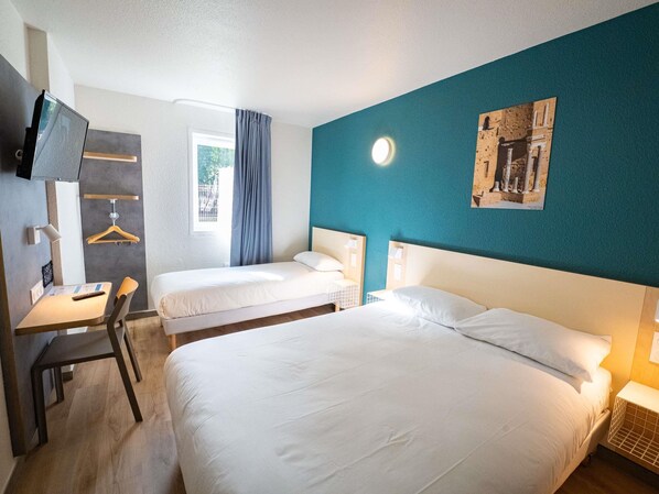 Desk, blackout curtains, soundproofing, iron/ironing board - ibis budget Orange Centre (Orange)