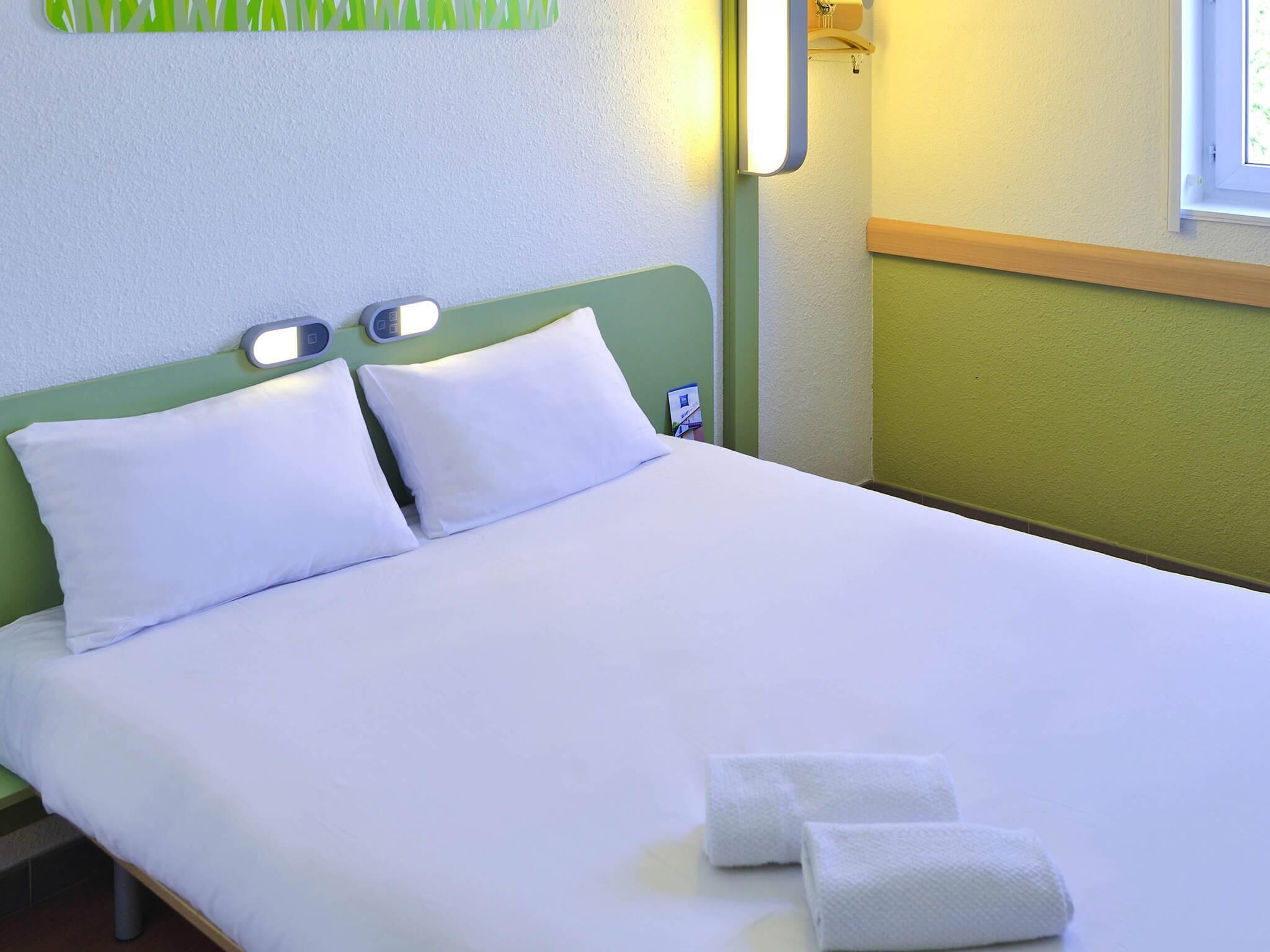 Tweepersoonskamer | Een bureau, verduisterende gordijnen, geluiddichte muren