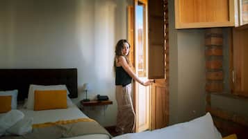 Superior-huone, parveke | Ylelliset vuodevaatteet, ÀÀnieristys, silitysrauta/-lauta