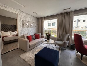 Suíte (Ambassadeur) | Área de estar | TV de tela plana