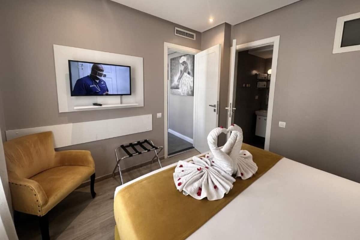 Executive Suite | 1 bedroom, in-room safe, blackout drapes, WiFi