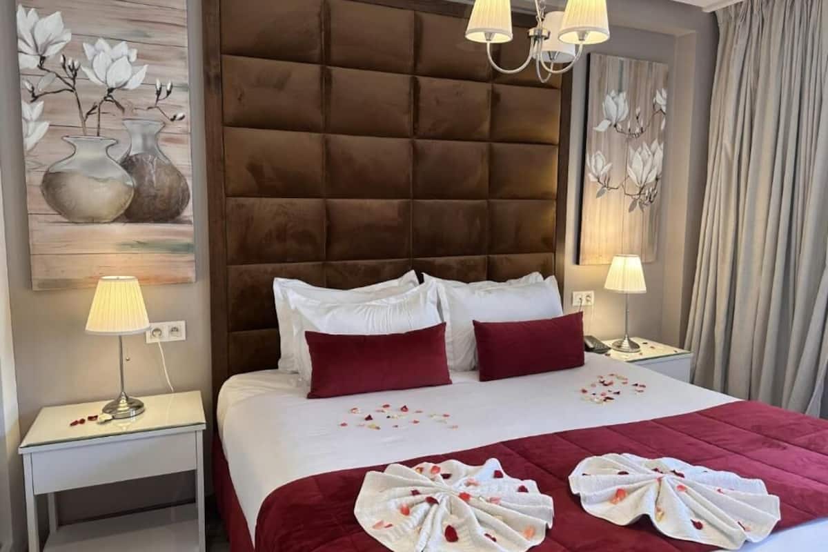 Suite (De Luxe) | 1 bedroom, in-room safe, blackout drapes, WiFi