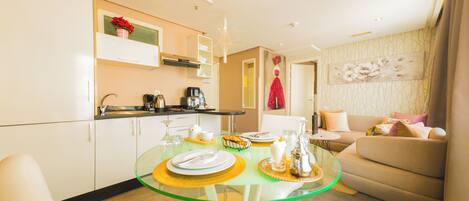 Suite Exécutive | Cuisine privée | Réfrigérateur, micro-ondes, plaque de cuisson, machine à expresso