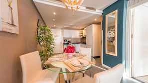 Suite (De Luxe) | Private kitchen - Rent Inn Suites (Rabat)