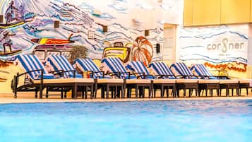 Utendørsbasseng, solsenger og badevakt