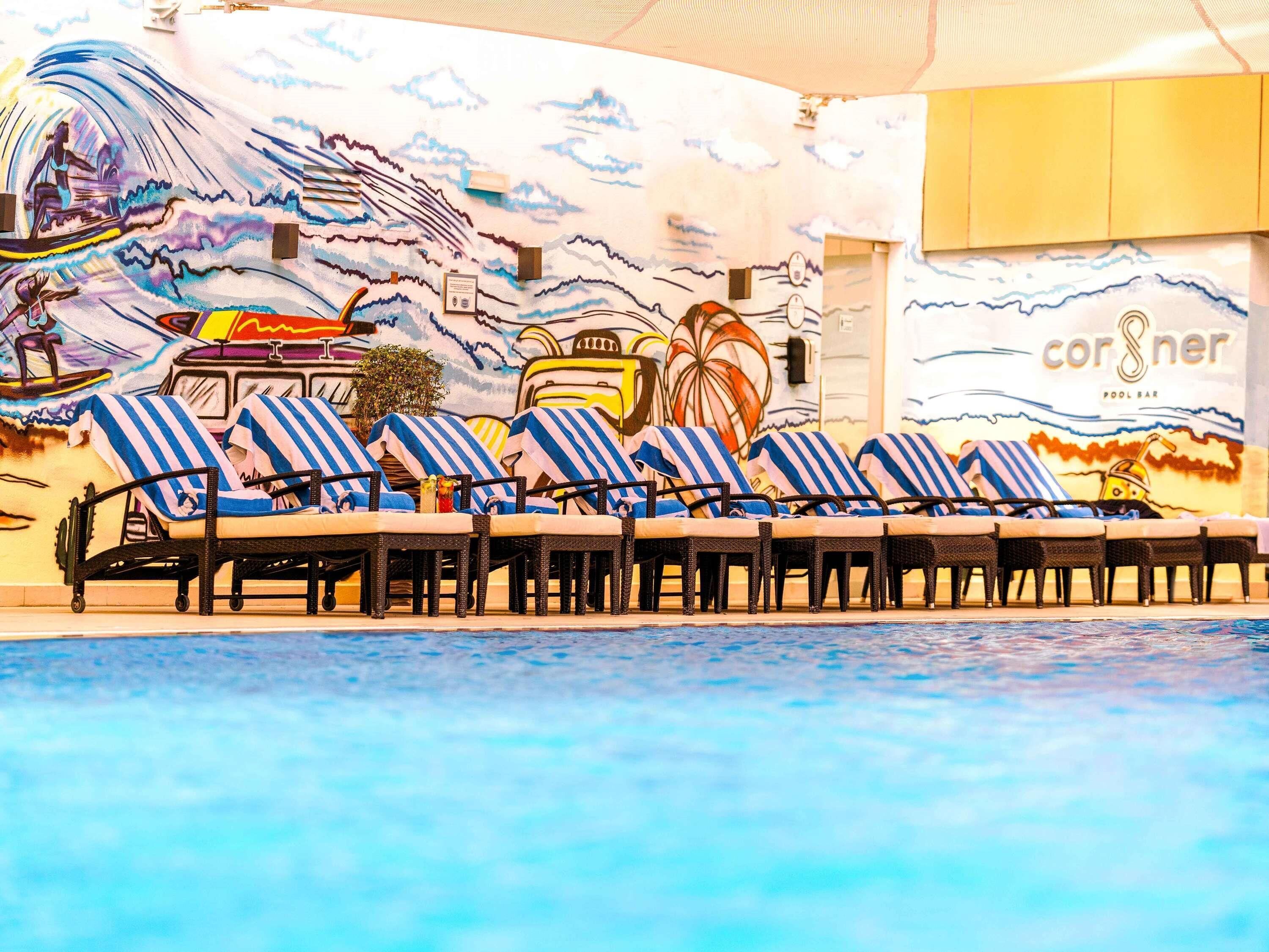 สระว่ายน้ำกลางแจ้ง เปิด 7:00 น. ถึง 19:00 น., เก้าอี้อาบแดดริมสระ