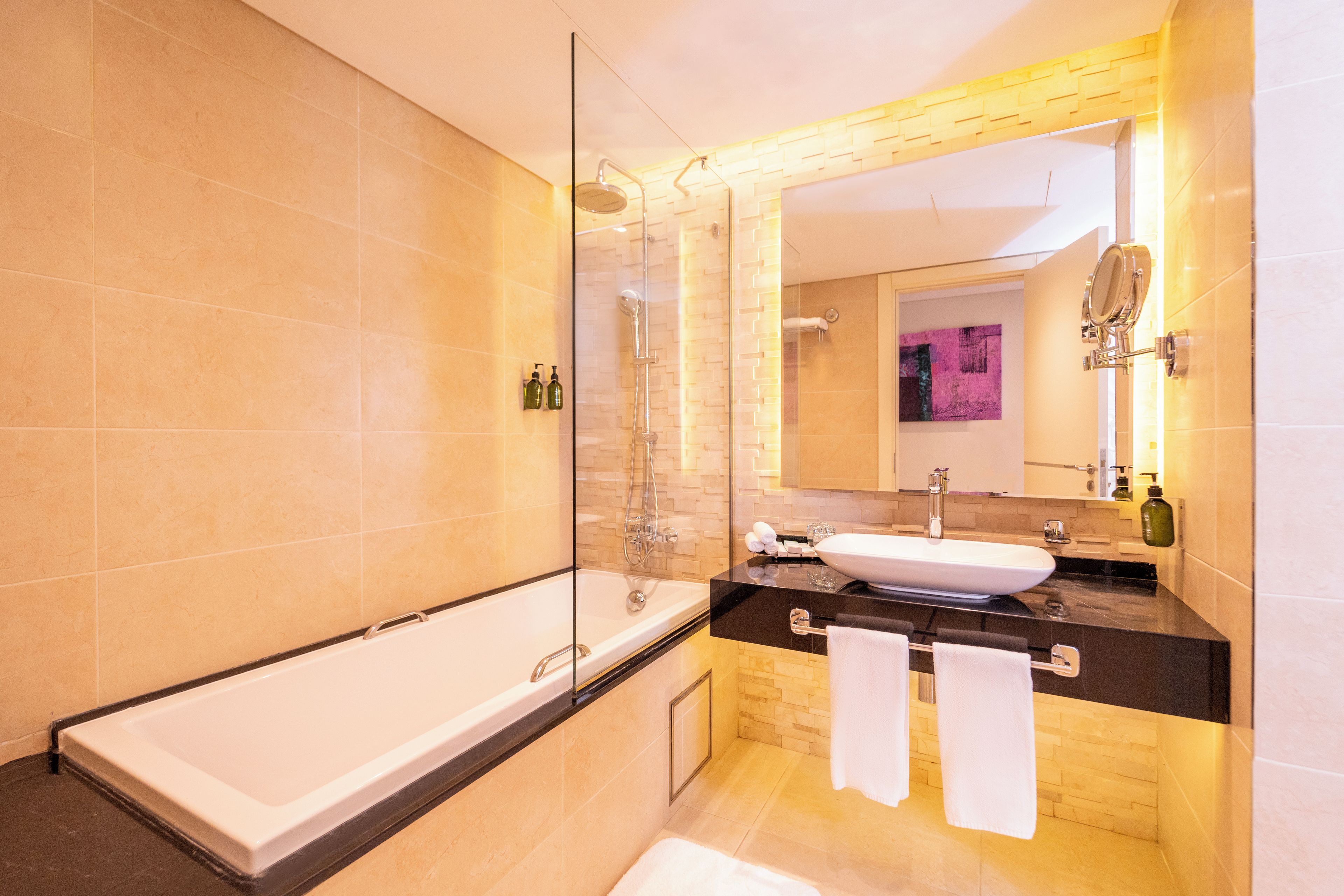 Une salle de bain moderne avec une douche à parois de verre, une baignoire, un meuble-lavabo et un grand miroir.