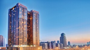 Un immeuble de grande hauteur dont le nom, « Mercure », est inscrit en haut.