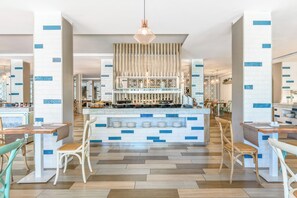 供應早餐、午餐及晚餐