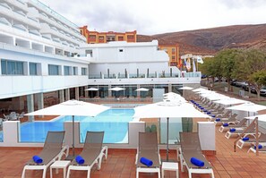 Outdoor pool, pool umbrellas, sun loungers