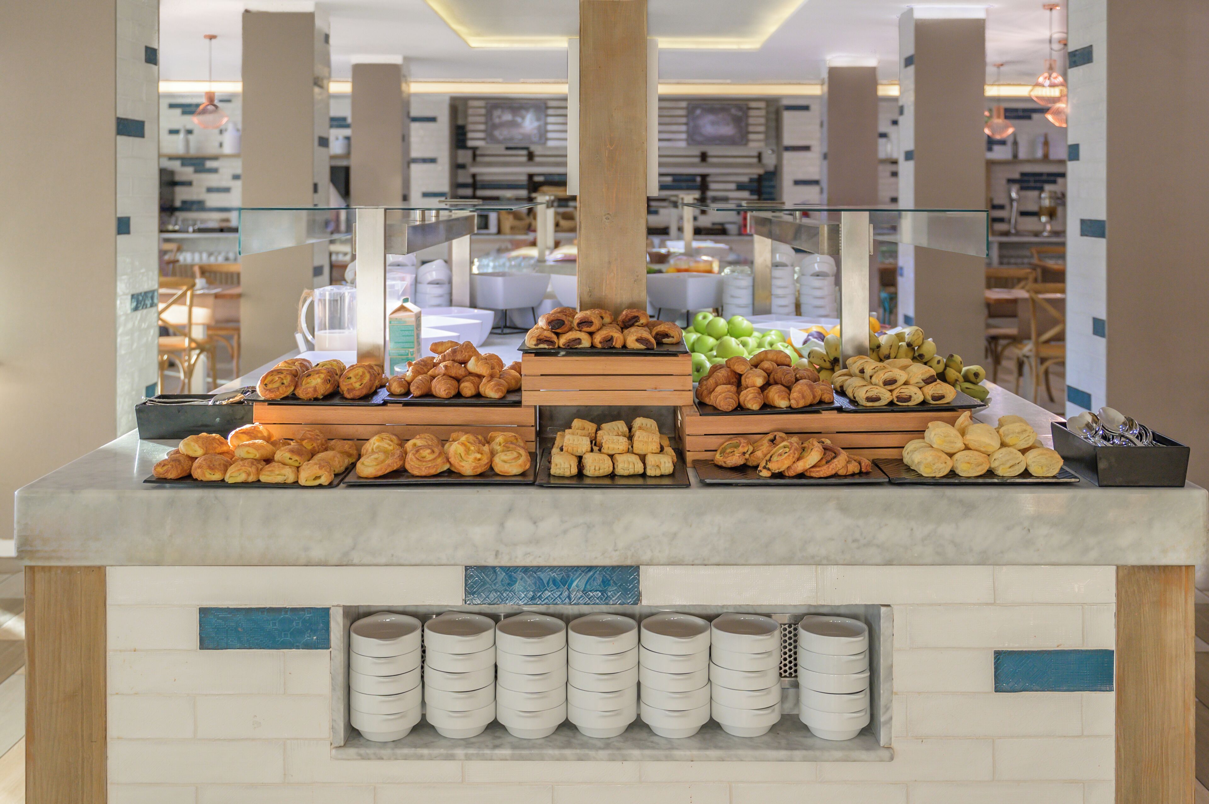 breakfast, lunch and dinner served