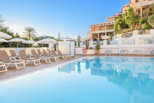 Outdoor pool, pool umbrellas, sun loungers