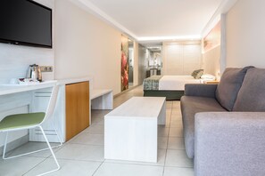 Minibar, bureau, chambres insonorisées, lits bébé (gratuits)