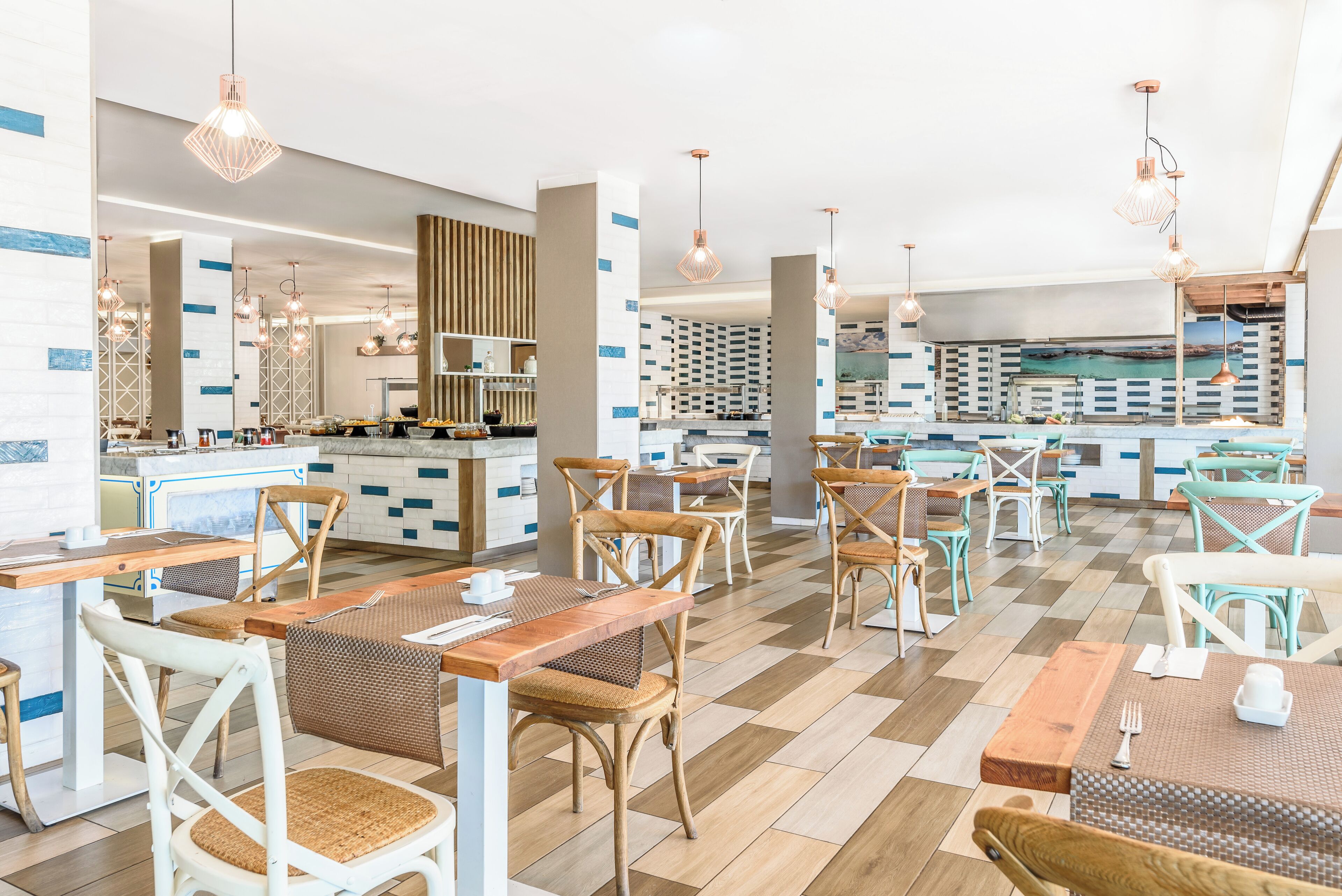 Petit déjeuner, déjeuner et dîner servis sur place