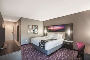 Room, 1 King Bed, Accessible, Non Smoking (Tub with Grab Bars) | Premium bedding, in-room safe, desk, iron/ironing board - La Quinta Inn & Suites by Wyndham Kingsville (Kingsville)
