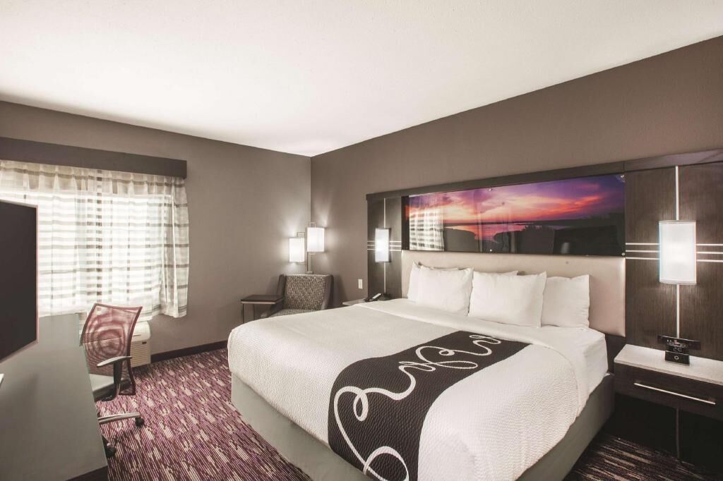 Premium bedding, in-room safe, desk, iron/ironing board