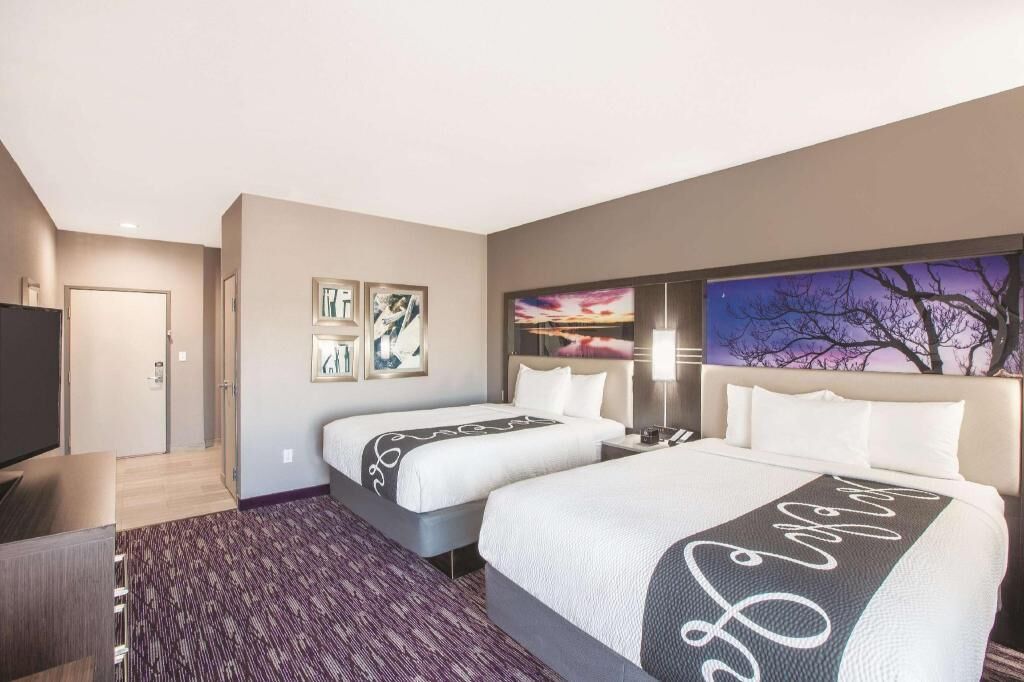 Premium bedding, in-room safe, desk, iron/ironing board