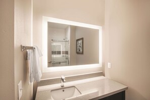 Deluxe suite, 1 kingsize bed, niet-roken | Luxe beddengoed, een kluis op de kamer, een bureau