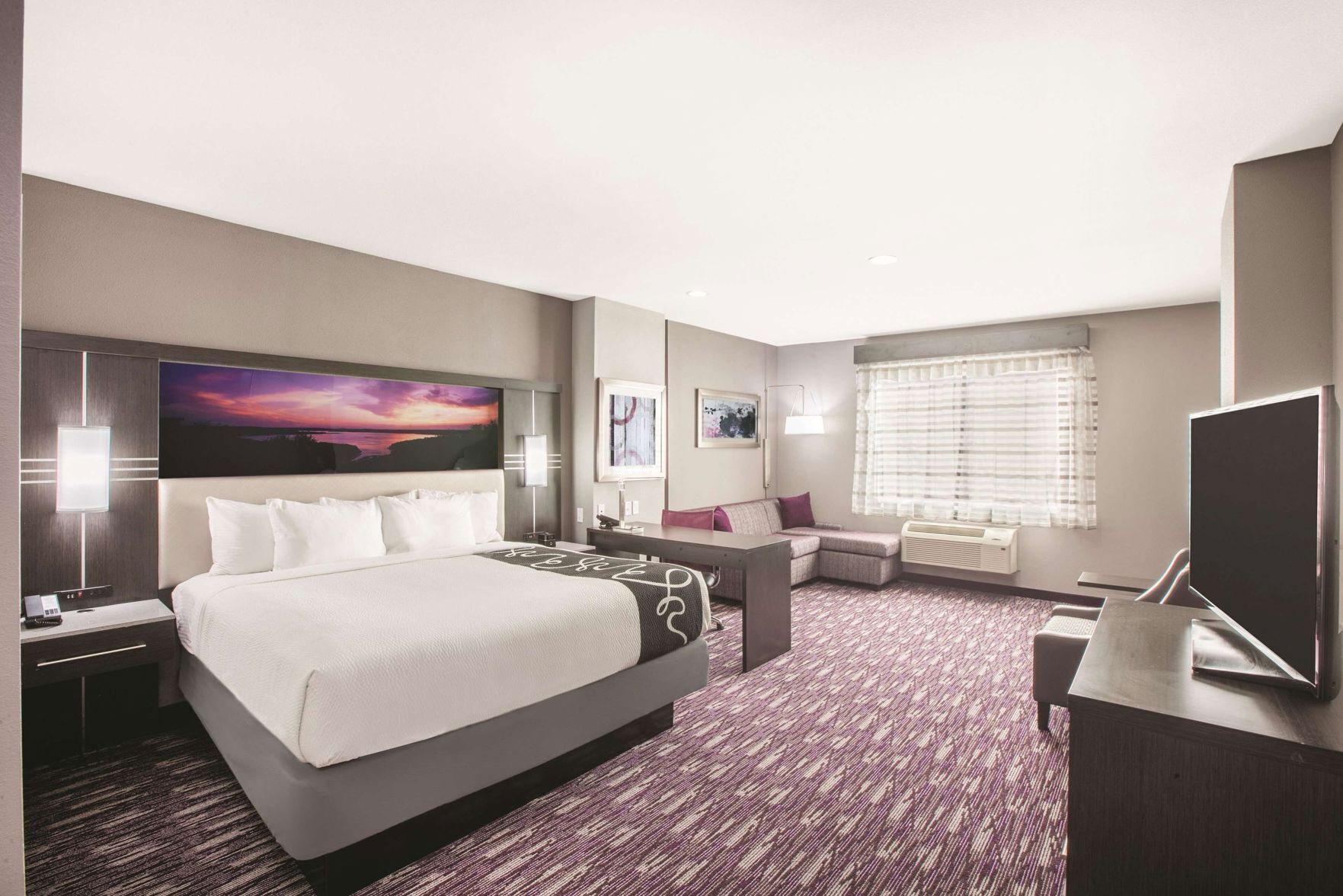 Premium bedding, in-room safe, desk, iron/ironing board