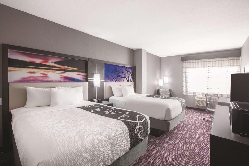 Premium bedding, in-room safe, desk, iron/ironing board