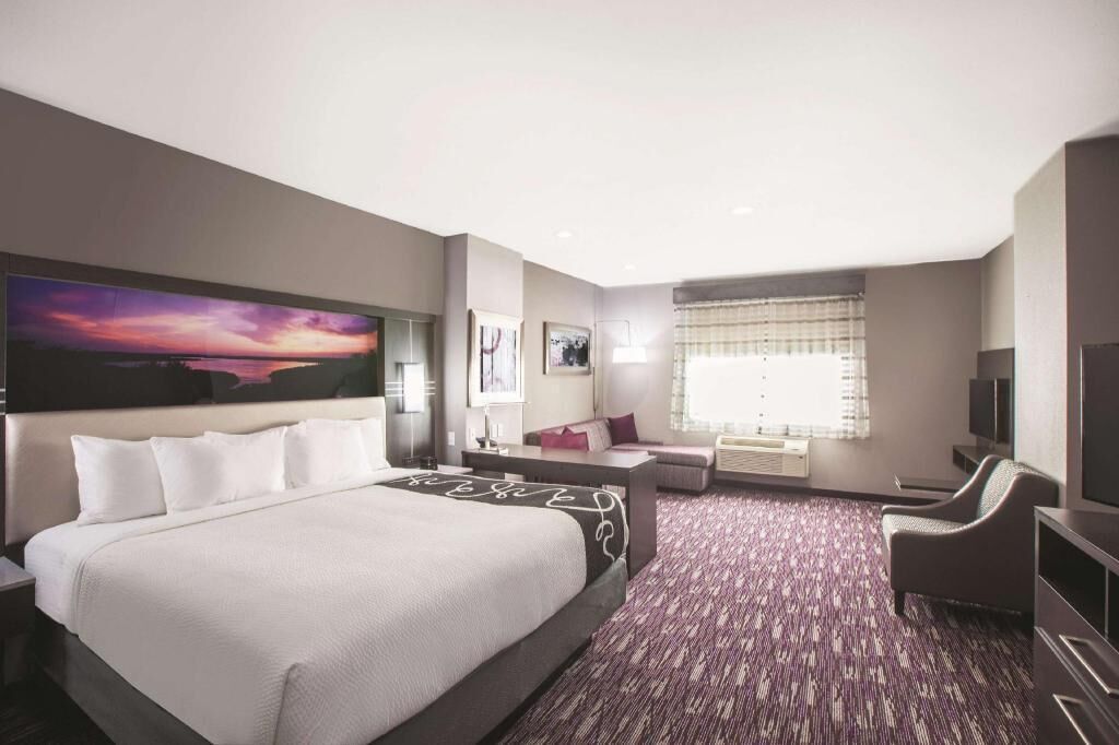 Premium bedding, in-room safe, desk, iron/ironing board