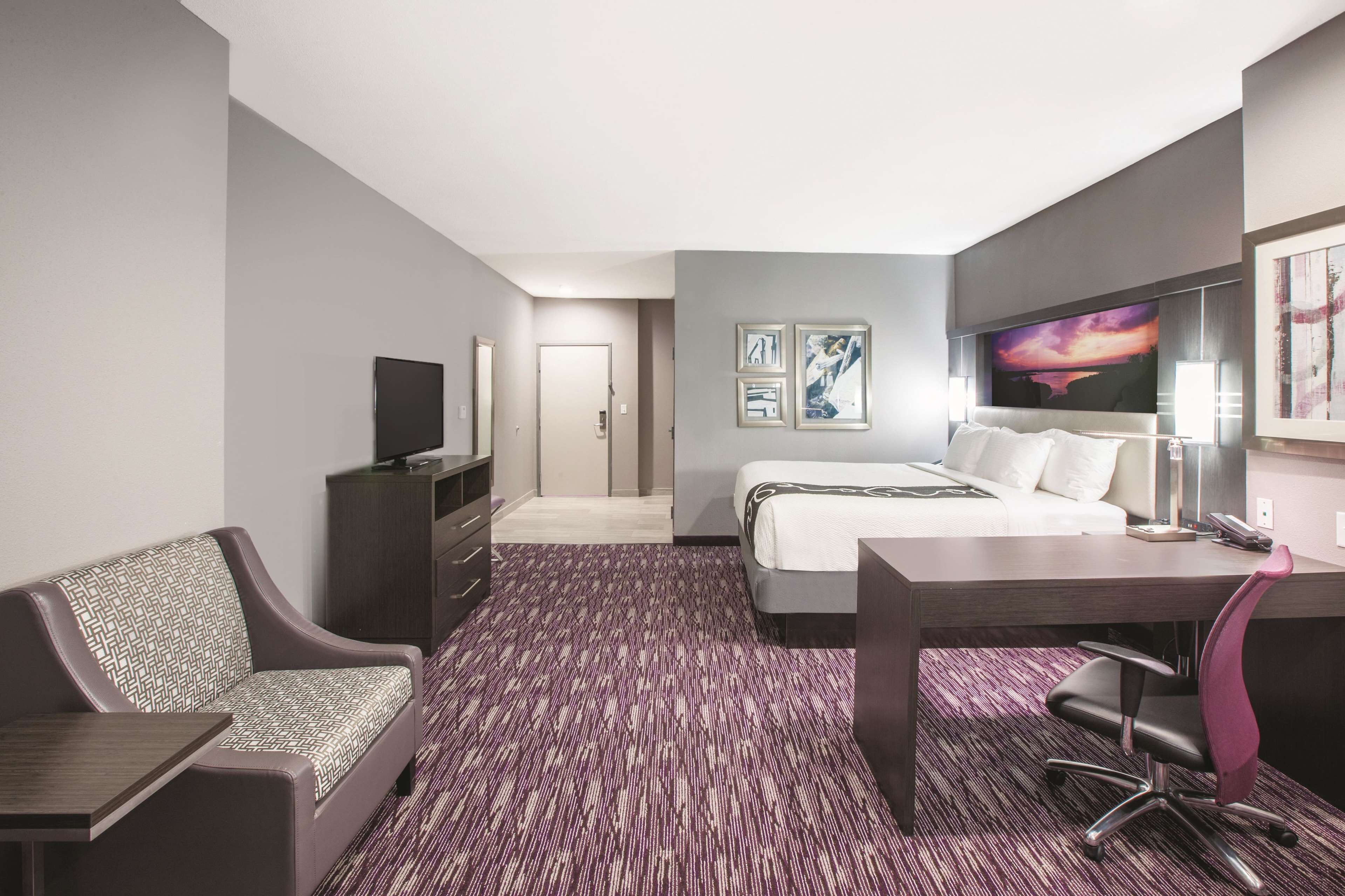 deluxe room, 1 king bed, accessible, non smoking (roll-in shower) | premium bedding, in-room safe, desk, iron/ironing board