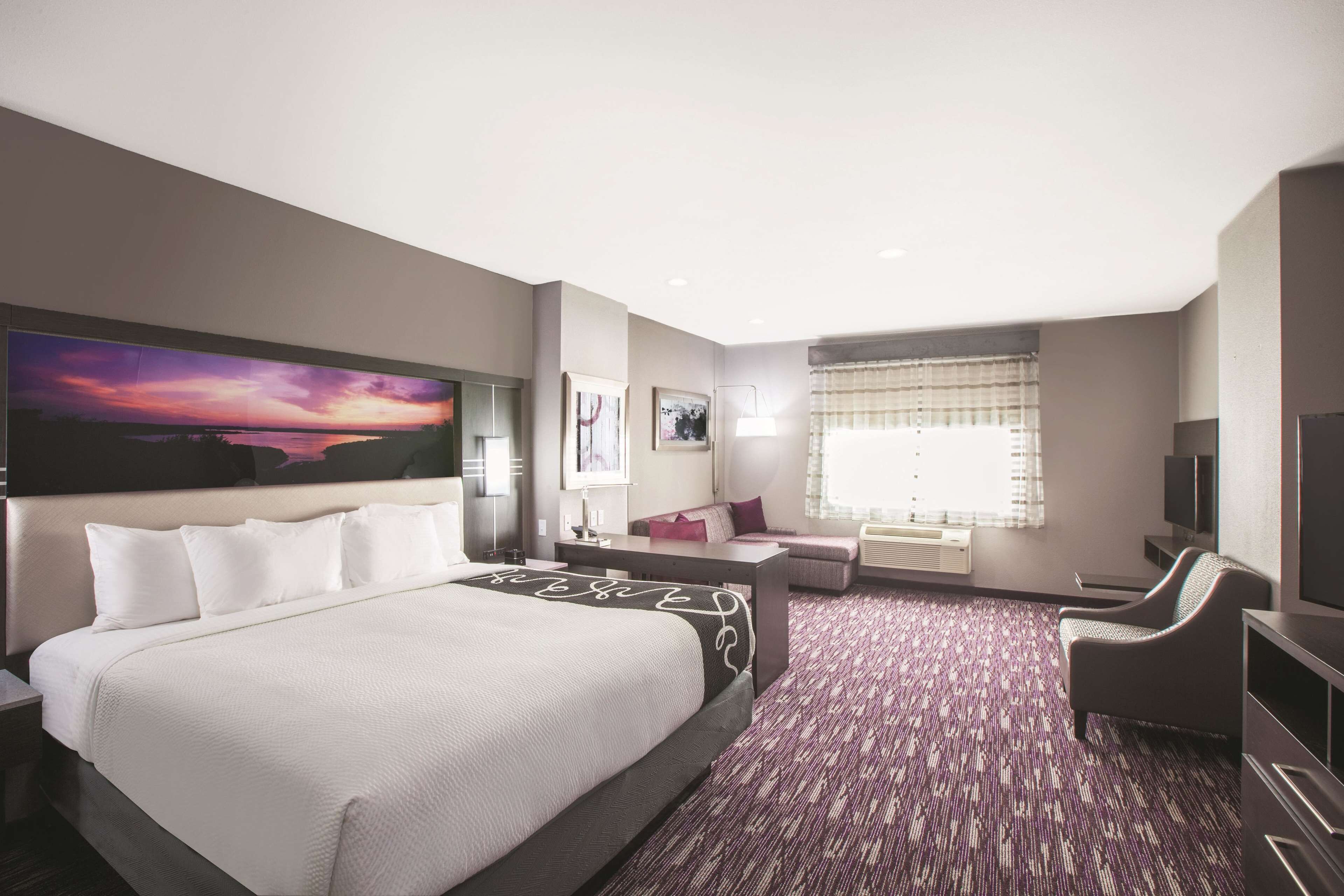 deluxe room, 1 king bed, accessible, non smoking (roll-in shower) | premium bedding, in-room safe, desk, iron/ironing board