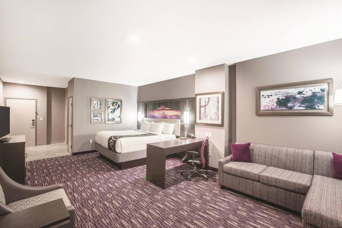 Premium bedding, in-room safe, desk, iron/ironing board