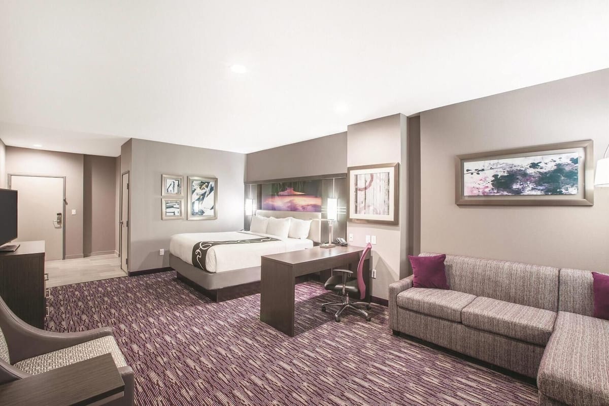 Premium bedding, in-room safe, desk, iron/ironing board