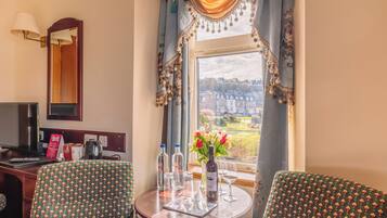 Escritorio, wifi gratis y ropa de cama