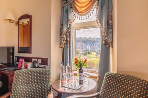 Tweepersoonskamer, uitzicht op zee | Een bureau, gratis wifi, beddengoed