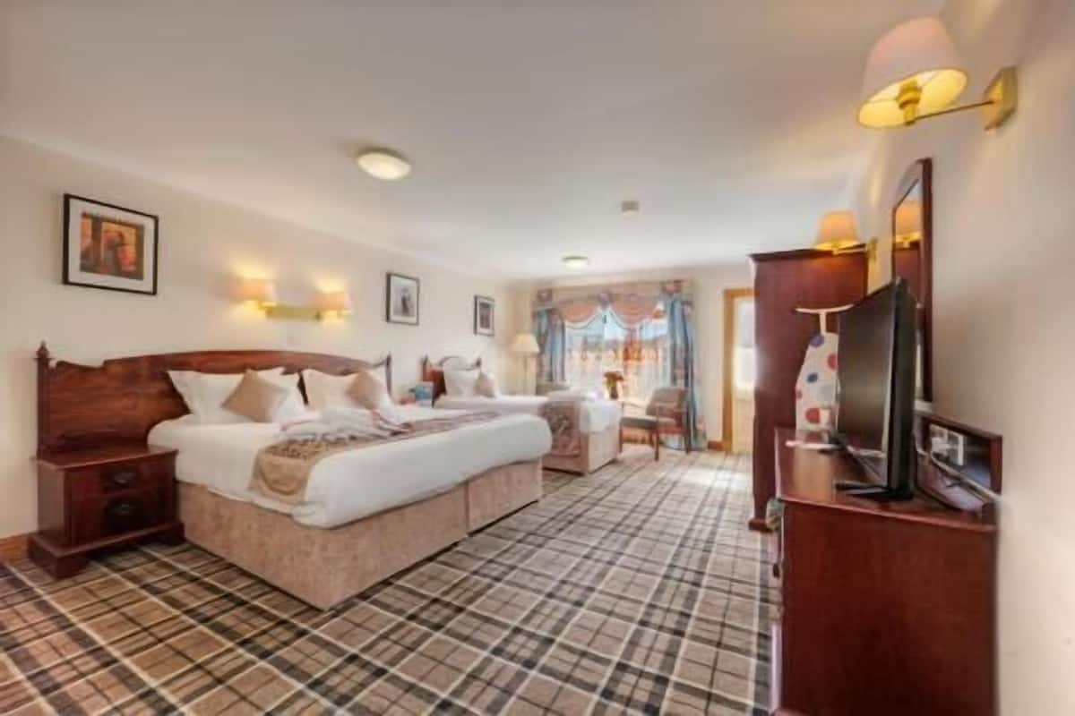 Desk, blackout drapes, free WiFi, bed sheets