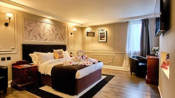 Executive kamer, 1 kingsize bed | 1 slaapkamer, individueel gemeubileerd, een bureau, beddengoed