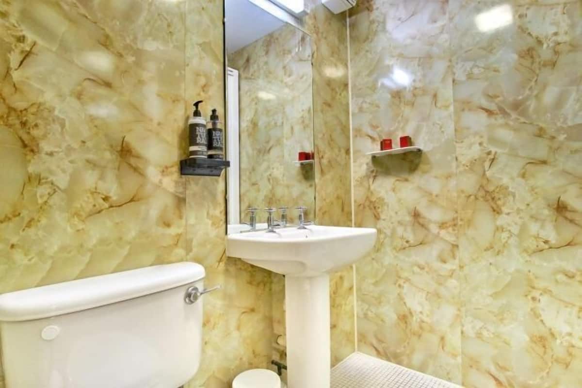 Badkamer | Een haardroger, handdoeken