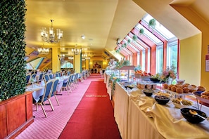 Daily full breakfast (GBP 10 per person)