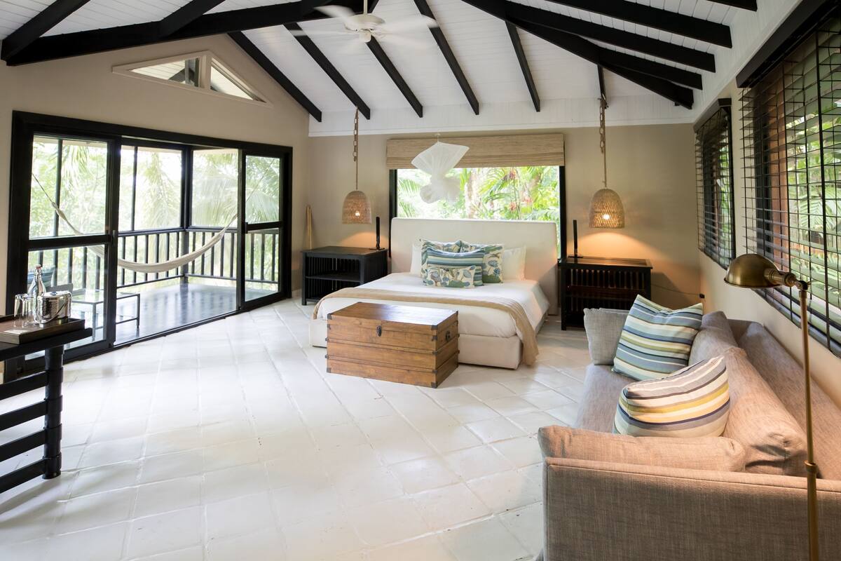 Suíte estúdio, 1 cama King | Roupas de cama premium, edredons de pluma, cofres nos quartos