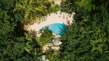 2 outdoor pools, sun loungers