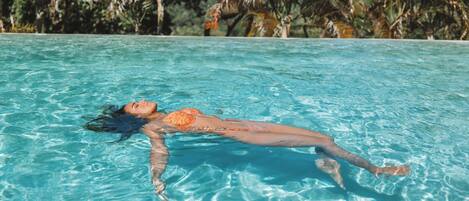 2 udendørs pools, liggestole