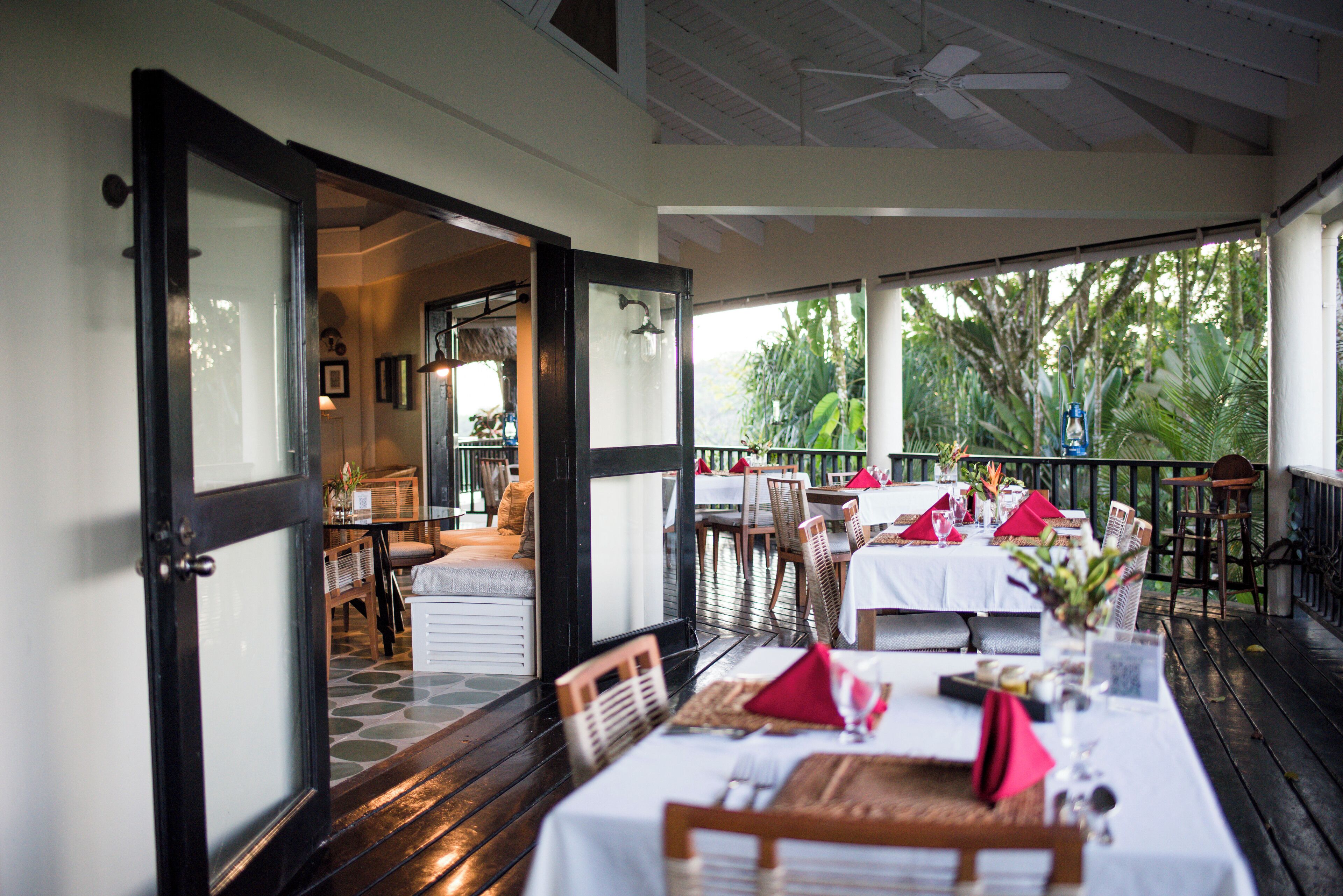 Petit déjeuner, déjeuner et dîner servis sur place, vue sur le jardin