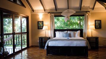 Studiosviitti, 1 suuri parisänky | Ylelliset vuodevaatteet, untuvapeitot, tallelokero huoneessa