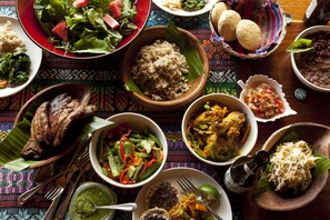 Se sirven desayunos, comidas, cenas y cocina fusión con vista al jardín