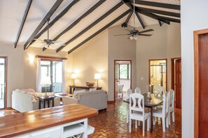 3 Bedroom Family Villa | Coin séjour