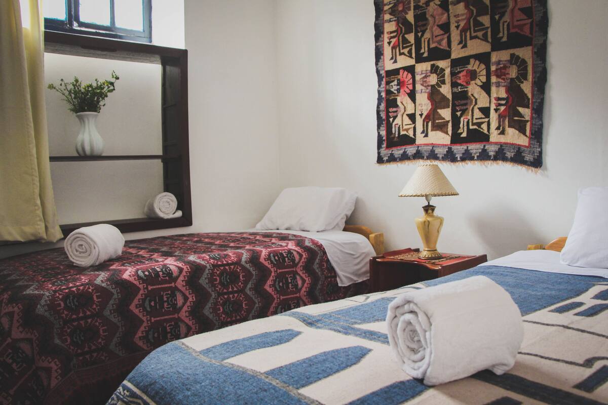 Habitación económica con 2 camas individuales, 2 camas individuales, baño compartido, planta baja | Cunas, camas extra y wifi gratis
